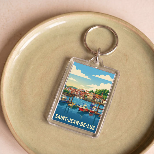 Porte-clés souvenir de la ville de Saint-Jean-de-Luz avec une illustration stylisée du port.