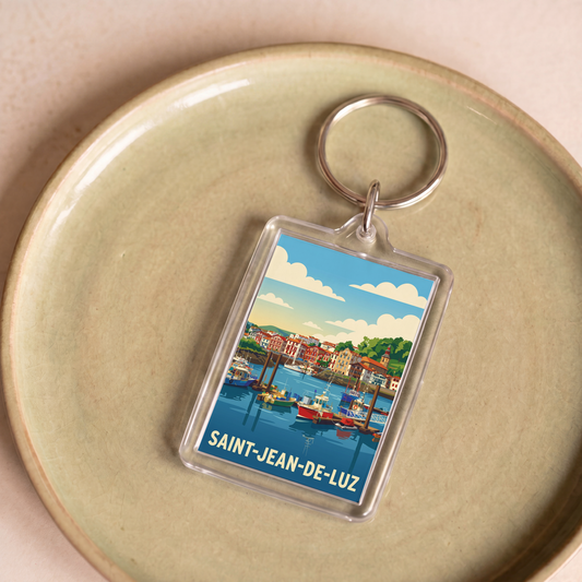 Porte-clés souvenir de la ville de Saint-Jean-de-Luz avec une illustration stylisée du port.