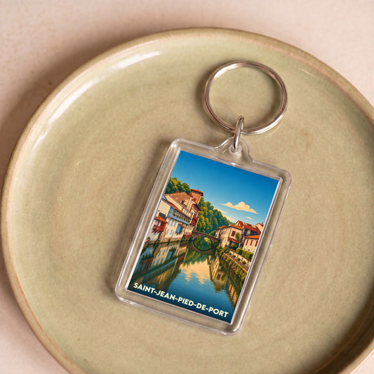 Porte-clés souvenir de la ville de Saint-Jean-Pied-de-Port avec une illustration stylisée.