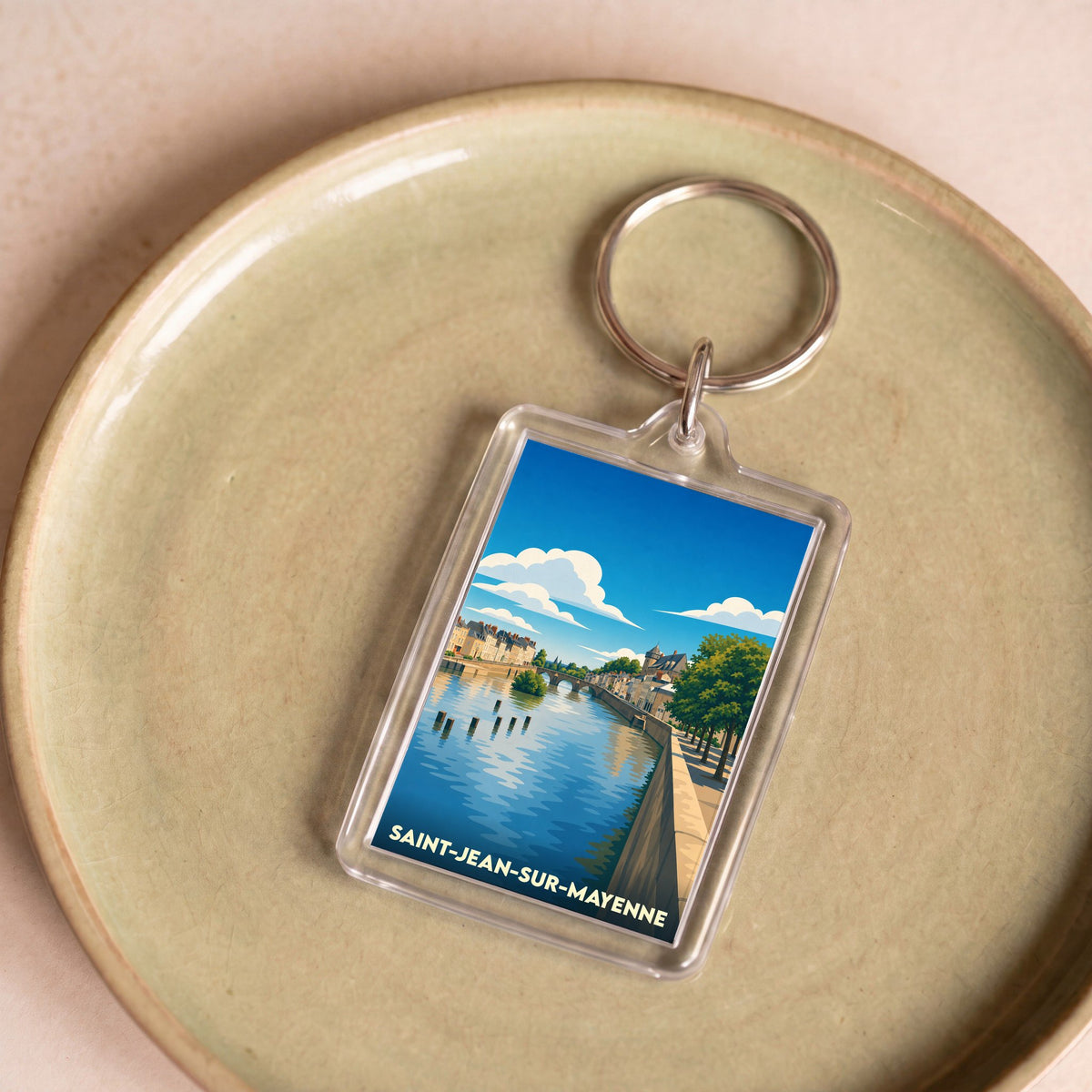 Porte-clés souvenir de la ville de Saint-Jean-sur-Mayenne avec une illustration stylisée des bords de l'eau.