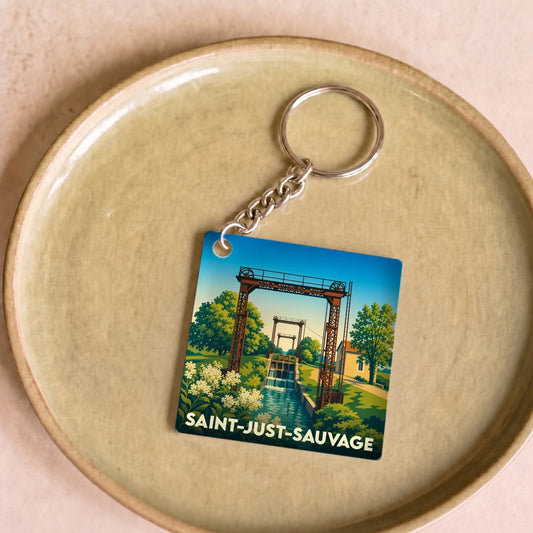 Porte-clés souvenir de la ville de Saint-Just-Sauvage avec une illustration stylisée.