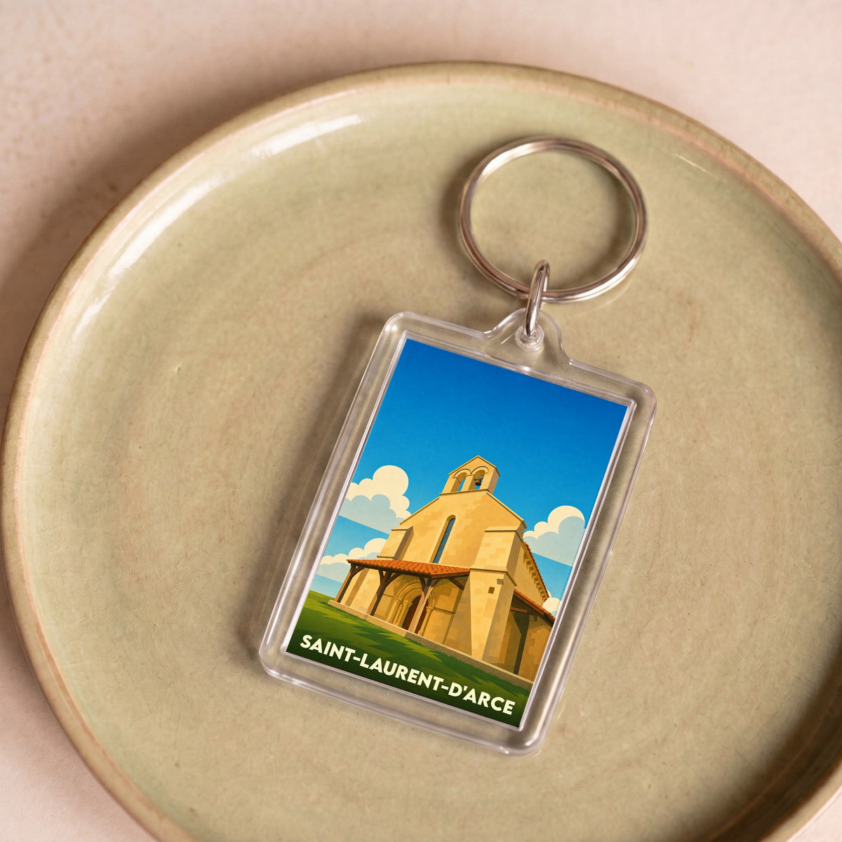 Porte-clés souvenir de la ville de Saint-Laurent-d'Arce avec une illustration stylisée de son église.
