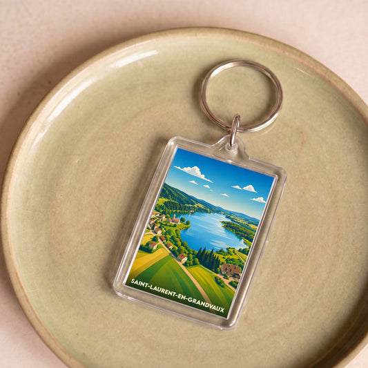 Porte-clés souvenir de Saint-Laurent-en-Grandvaux avec une illustration stylisée de son paysage lacustre.