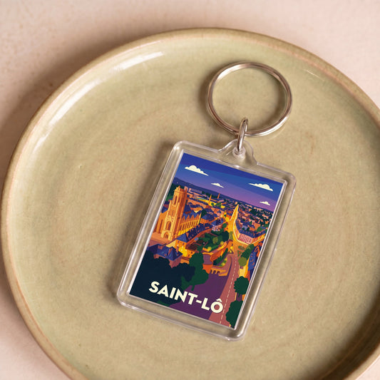 Porte-clés souvenir de la ville de Saint-Lô avec une illustration stylisée.
