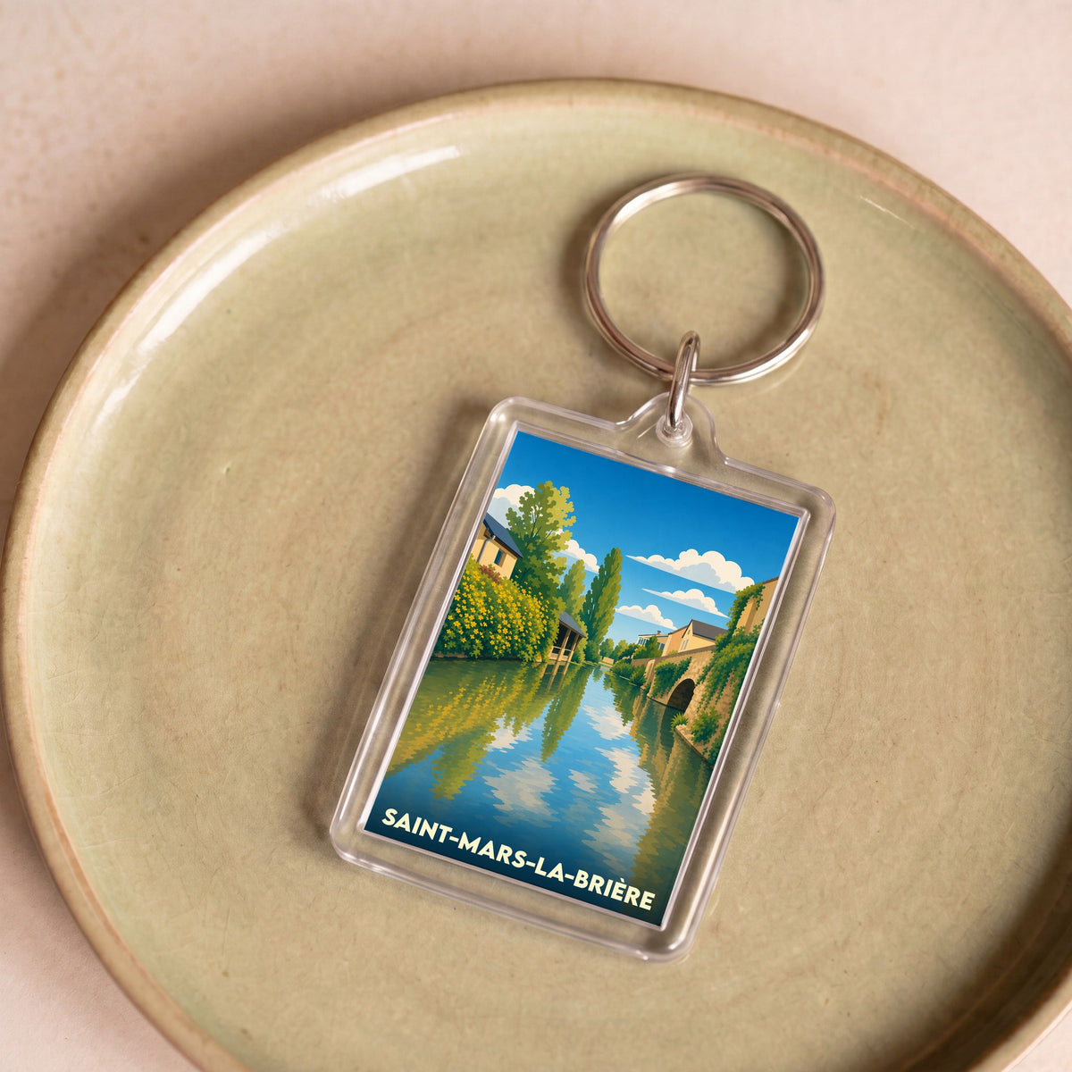Porte-clés souvenir de la ville de Saint-Mars-la-Brière avec une illustration stylisée.