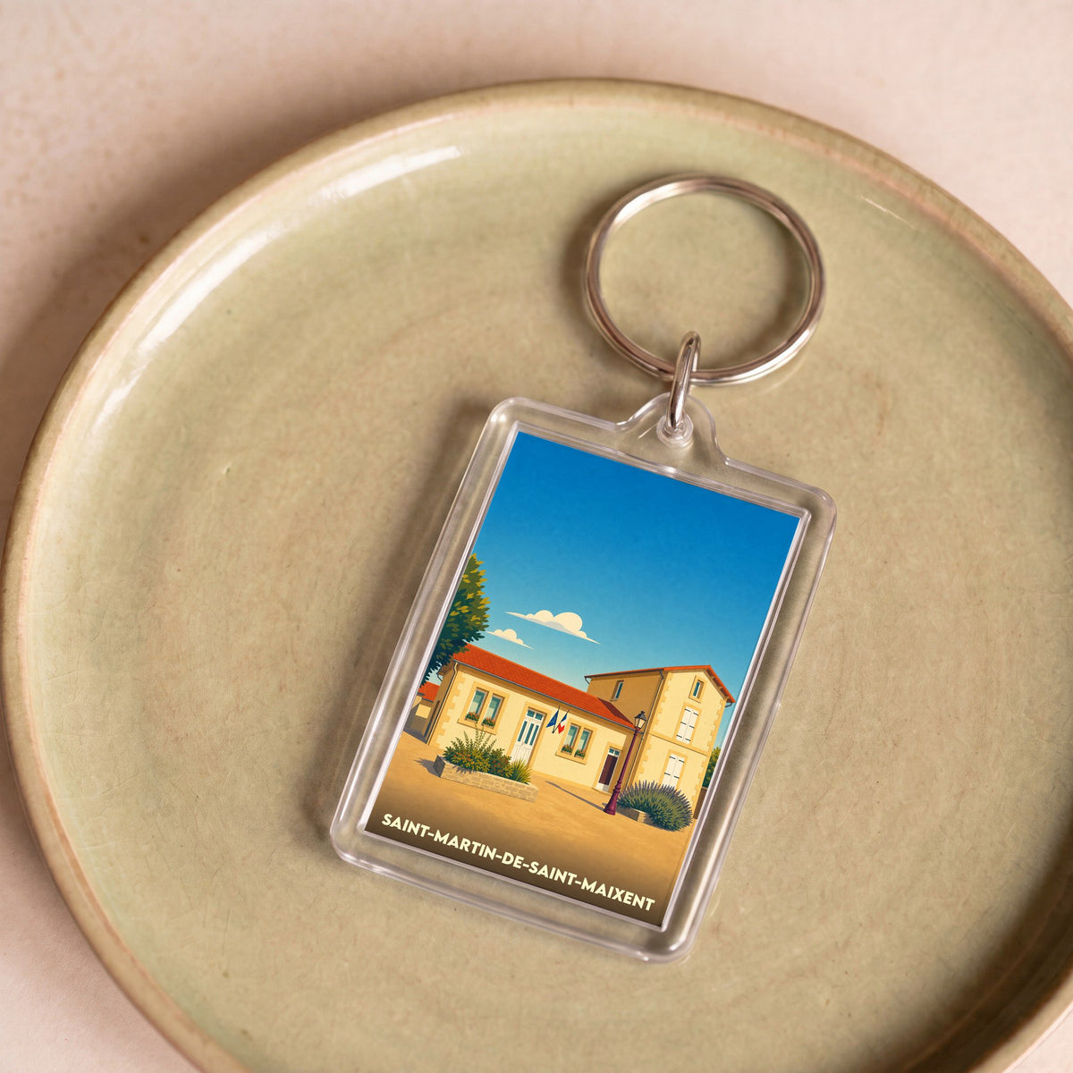 Porte-clés souvenir de la ville de Saint-Martin-de-Saint-Maixent avec une illustration stylisée de sa mairie.