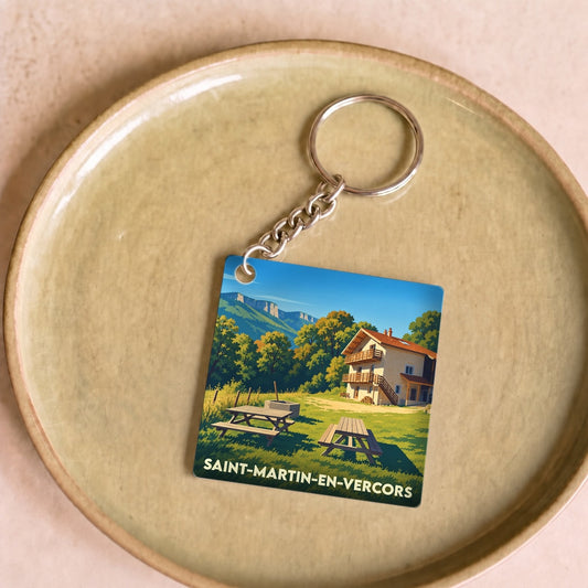 Porte-clés souvenir de Saint-Martin-en-Vercors avec une illustration stylisée de montagne.