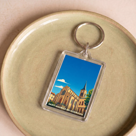 Porte-clés souvenir de la ville de Saint-Maurice-en-Gourgois avec une illustration stylisée de son église.