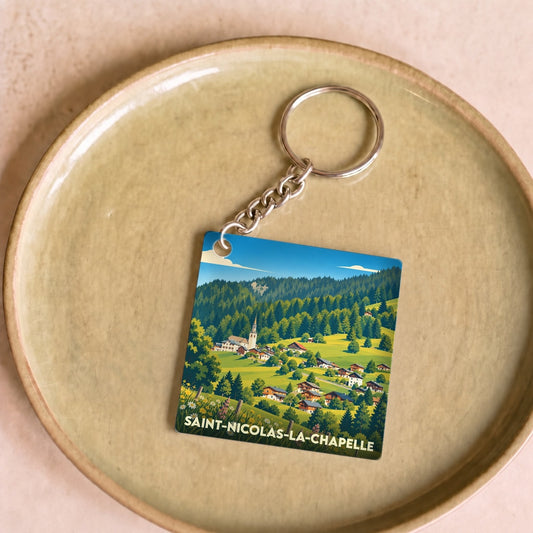 Porte-clés souvenir de Saint-Nicolas-la-Chapelle avec une illustration stylisée du village de montagne.