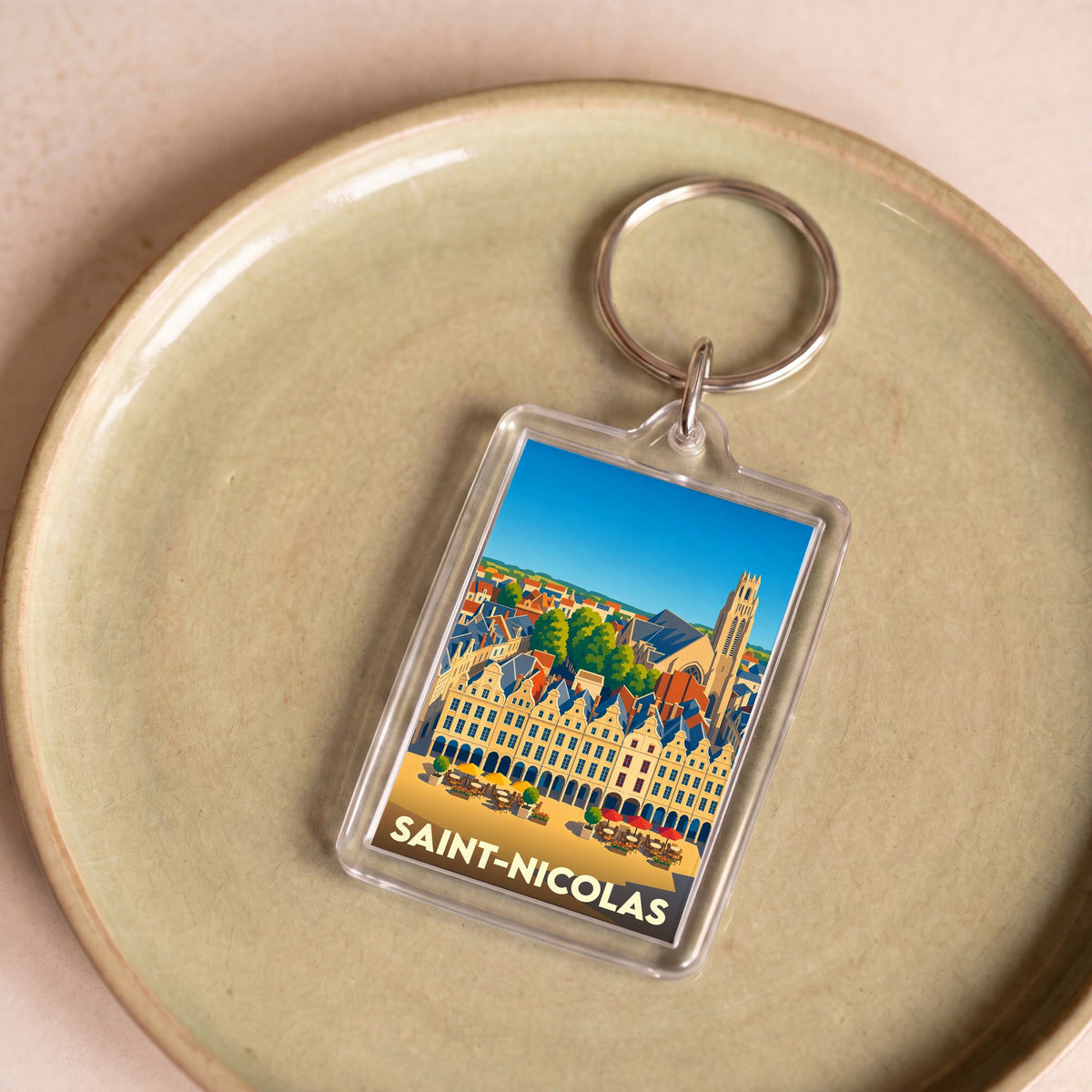 Porte-clés souvenir de la ville de Saint-Nicolas avec une illustration stylisée.