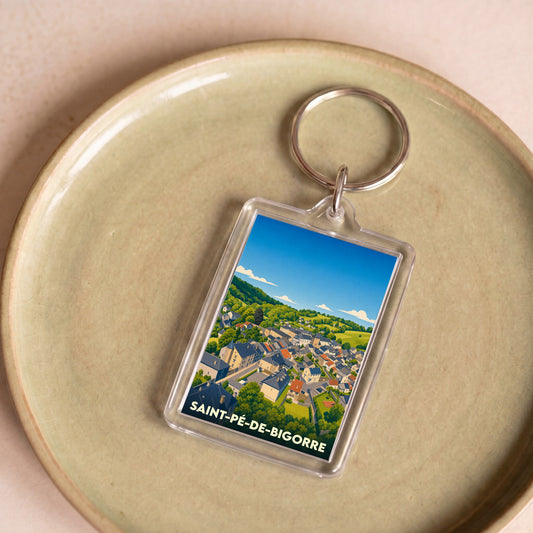 Porte-clés souvenir de la ville de Saint-Pé-de-Bigorre avec une illustration stylisée.