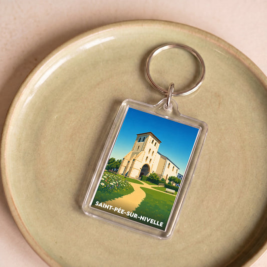Porte-clés souvenir de la ville de Saint-Pée-sur-Nivelle avec une illustration stylisée de son église.