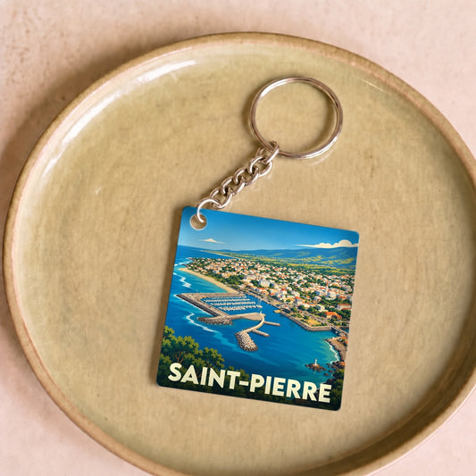 Porte-clés souvenir de la ville de Saint-Pierre avec une illustration stylisée de son port et de son littoral.