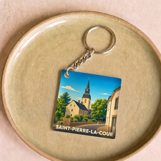 Porte-clés souvenir de la ville de Saint-Pierre-la-Cour avec une illustration stylisée.