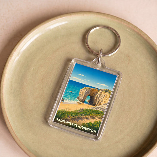Porte-clés souvenir de la ville de Saint-Pierre-Quiberon avec une illustration stylisée de sa côte rocheuse.