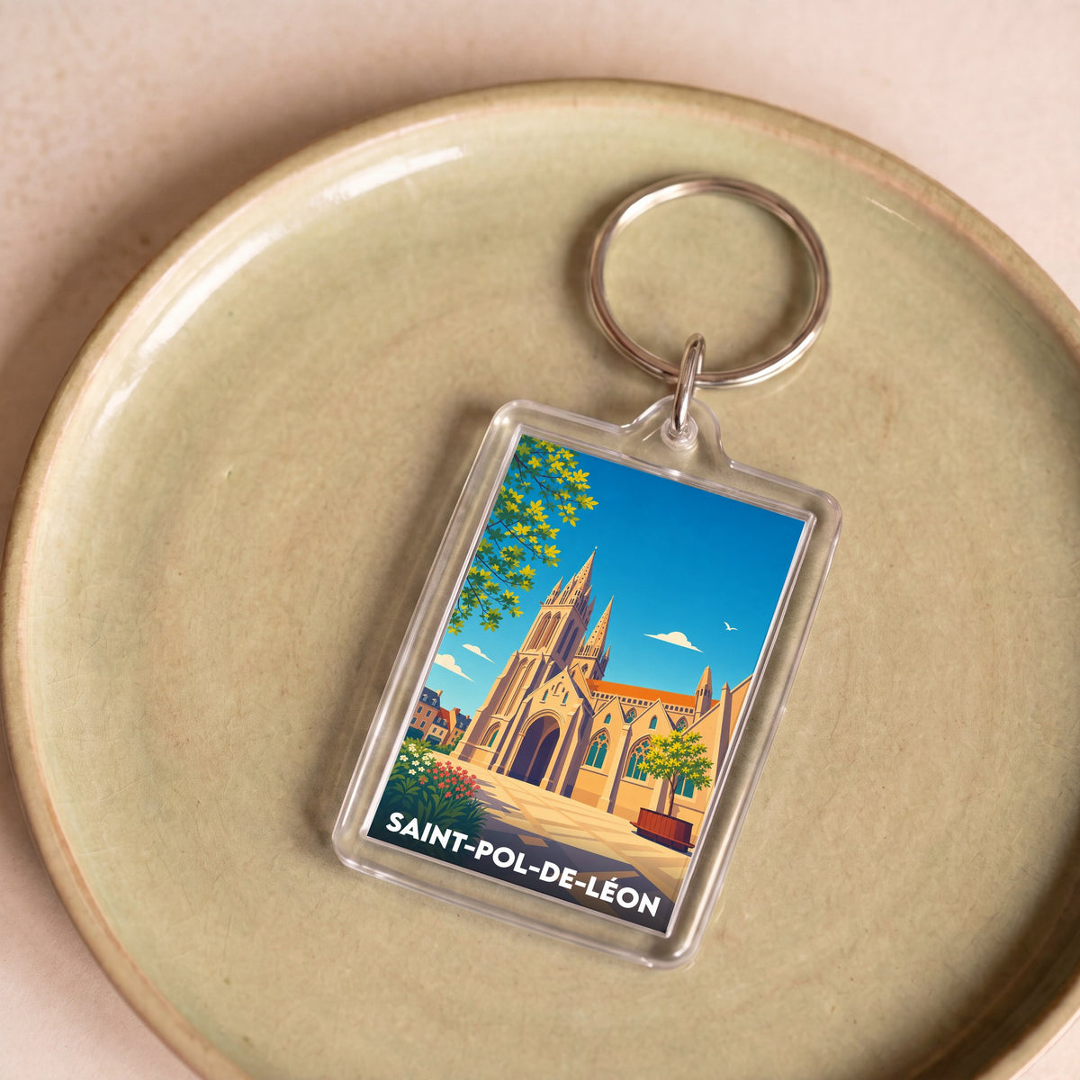 Porte-clés souvenir de la ville de Saint-Pol-de-Léon avec une illustration stylisée de sa cathédrale.