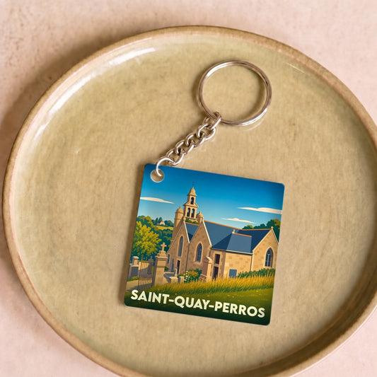 Porte-clés souvenir de la ville de Saint-Quay-Perros avec une illustration stylisée de son église.
