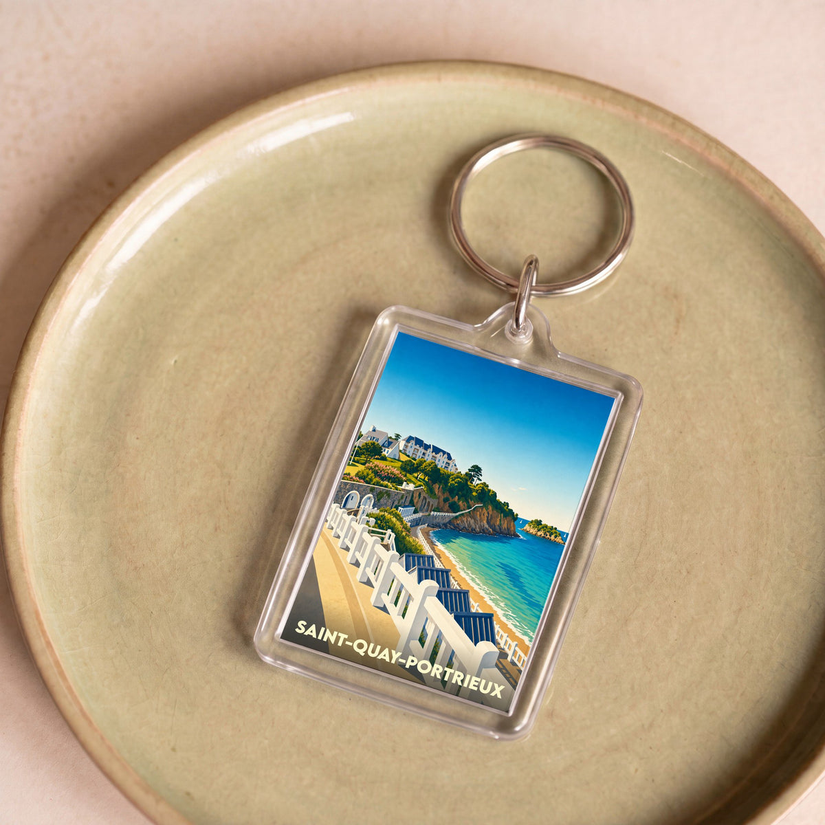 Porte-clés souvenir de la ville de Saint-Quay-Portrieux avec une illustration stylisée de son littoral.