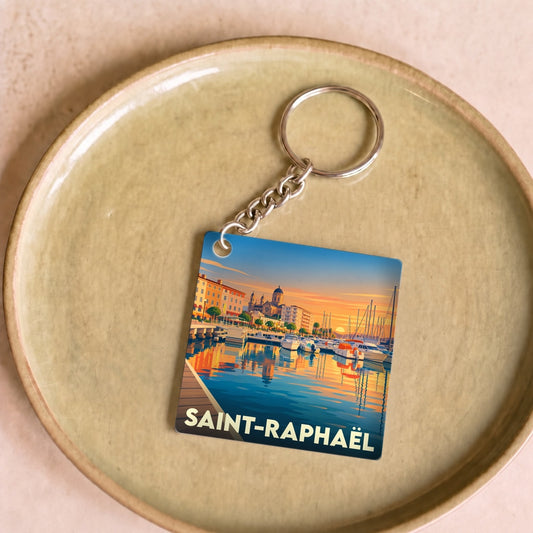 Porte-clés souvenir de la ville de Saint-Raphaël avec une illustration stylisée de son port au coucher du soleil.