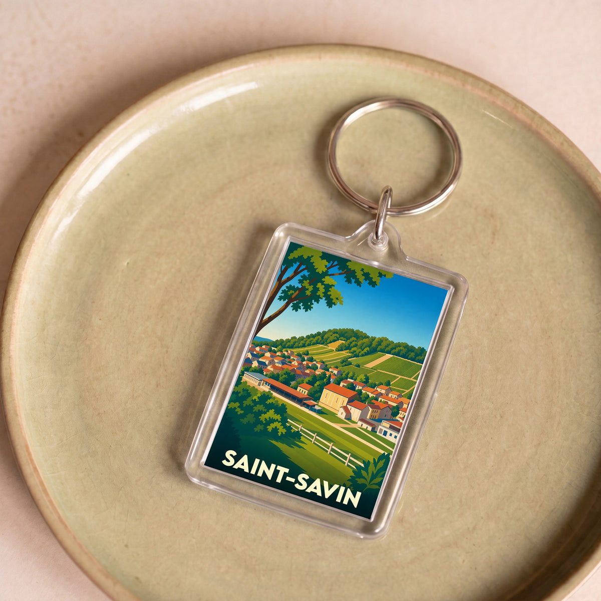 Porte-clés souvenir de la ville de Saint-Savin avec une illustration stylisée.