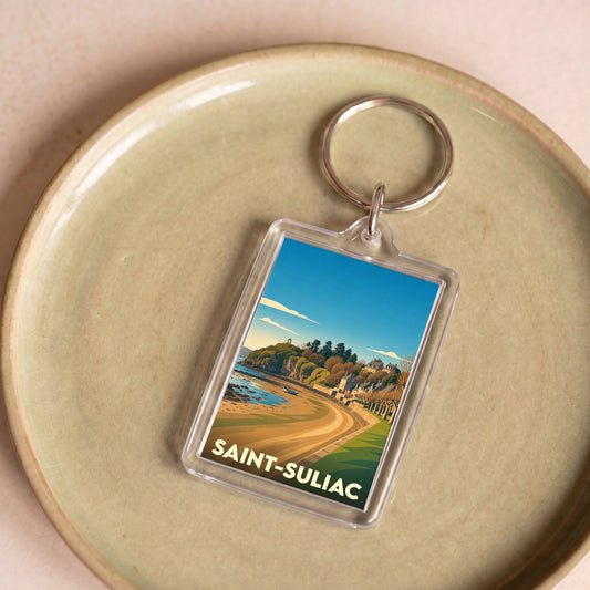 Porte-clés souvenir de la ville de Saint-Suliac avec une illustration stylisée d'un paysage côtier breton.
