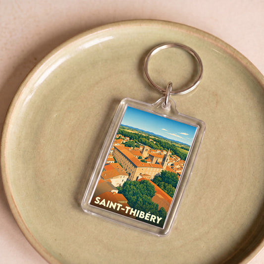 Porte-clés souvenir de la ville de Saint-Thibéry avec une illustration stylisée.