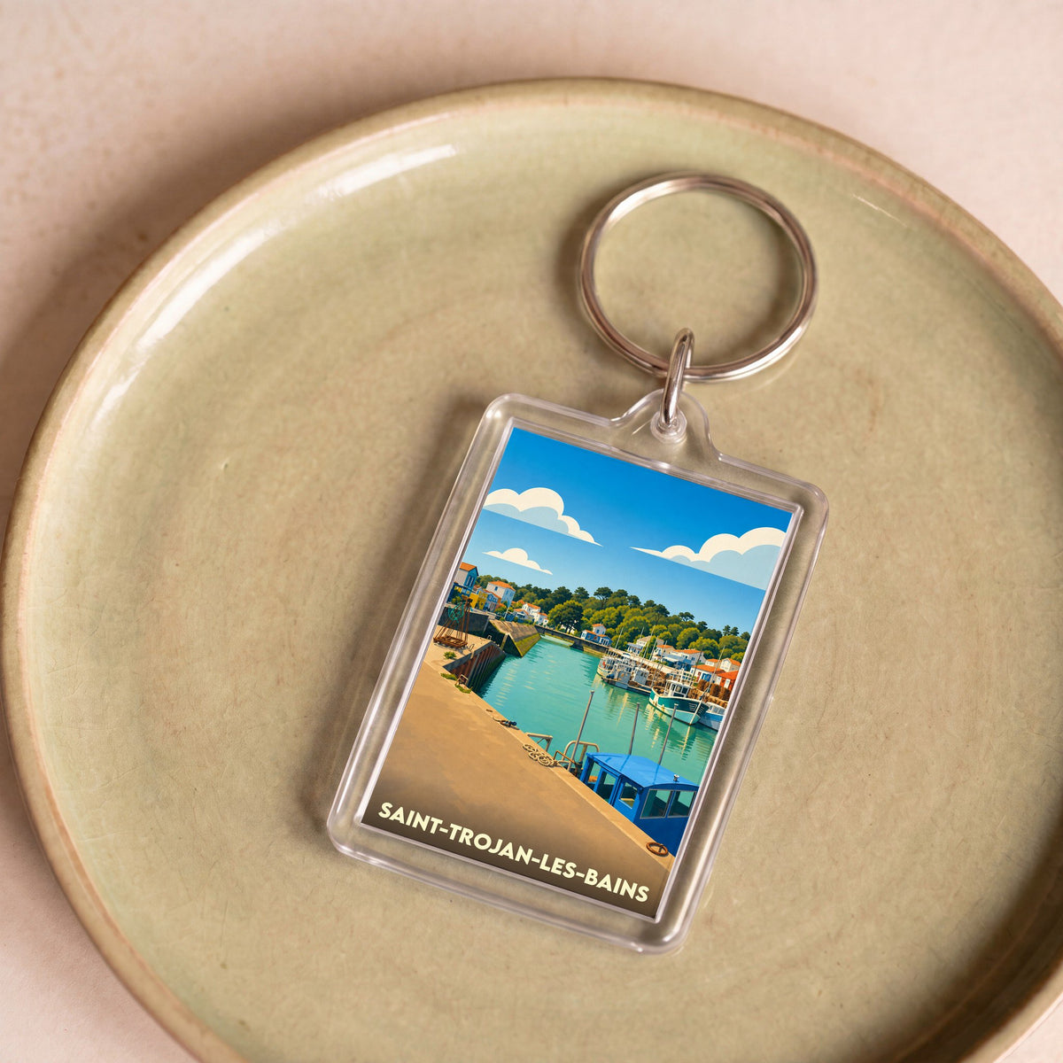 Porte-clés souvenir de la ville de Saint-Trojan-les-Bains avec une illustration stylisée de son port.