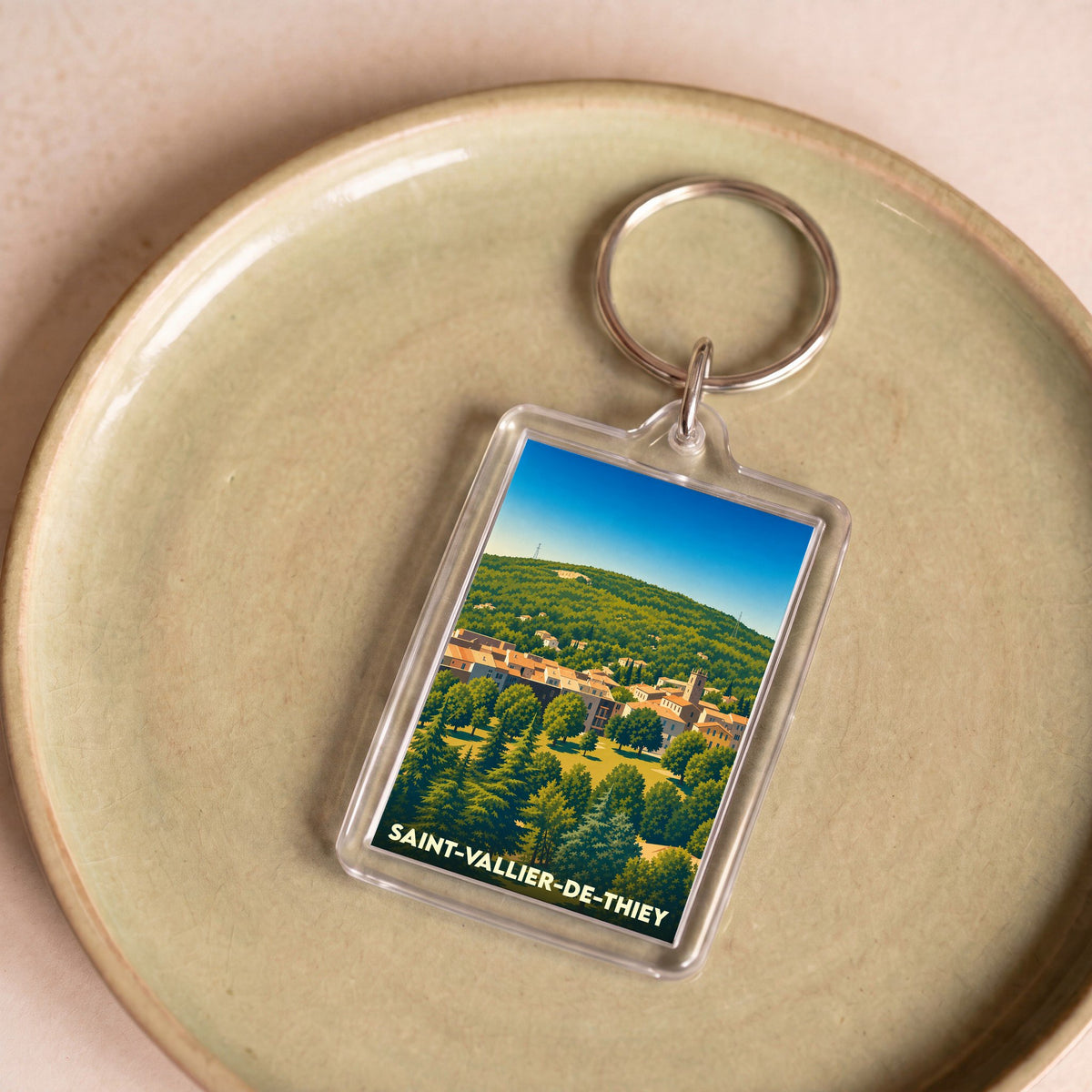 Porte-clés souvenir de la ville de Saint-Vallier-de-Thiey avec une illustration stylisée.