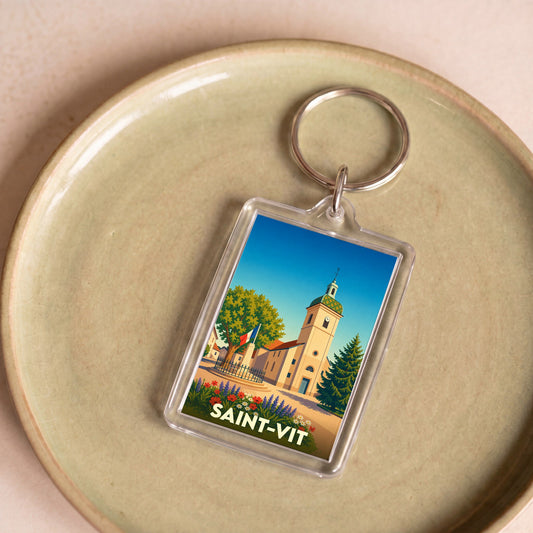 Porte-clés souvenir de la ville de Saint-Vit avec une illustration colorée et stylisée de son église.