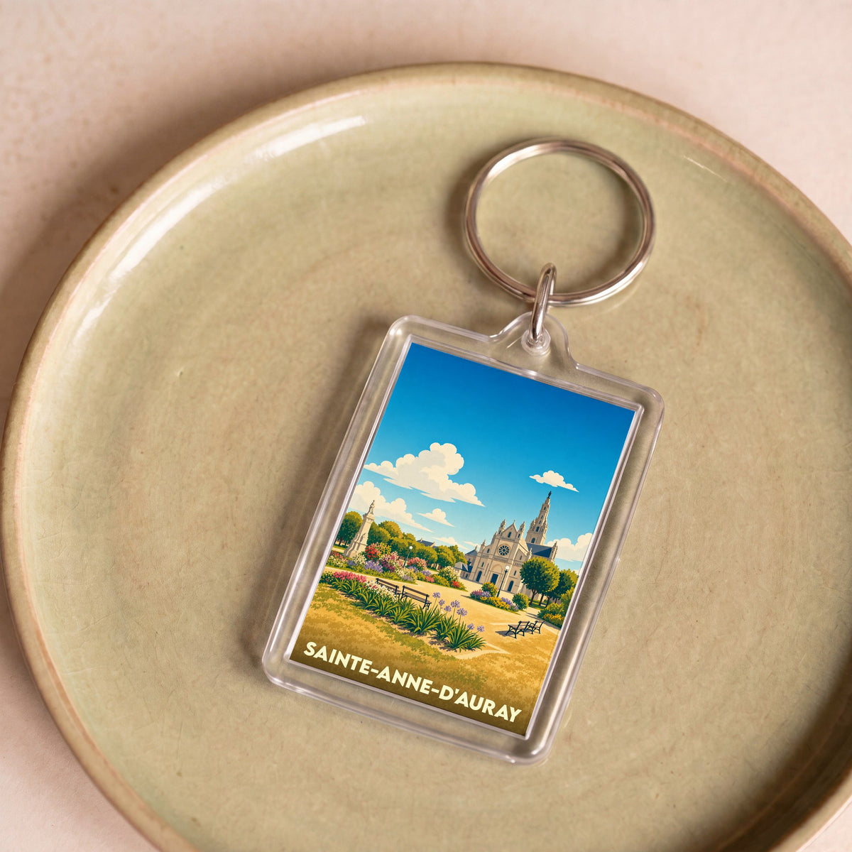 Porte-clés souvenir de la ville de Sainte-Anne-d'Auray avec une illustration stylisée de sa basilique.