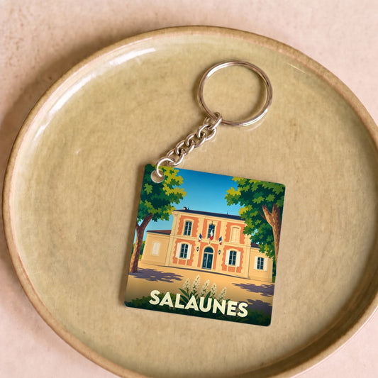 Porte-clés souvenir de la ville de Salaunes avec une illustration stylisée de sa mairie.