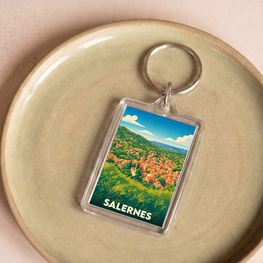 Porte-clés souvenir de la ville de Salernes avec une illustration stylisée d'un paysage provençal.