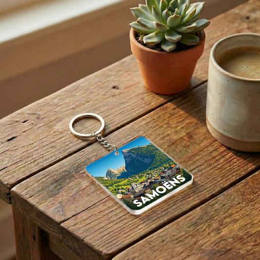 Porte-clés souvenir de la ville de Samoëns avec une illustration de paysage de montagne.
