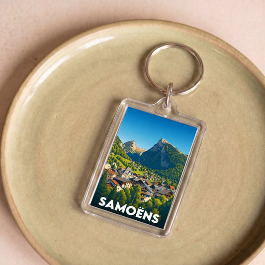 Porte-clés souvenir de la ville de Samoëns avec une illustration de paysage de montagne.