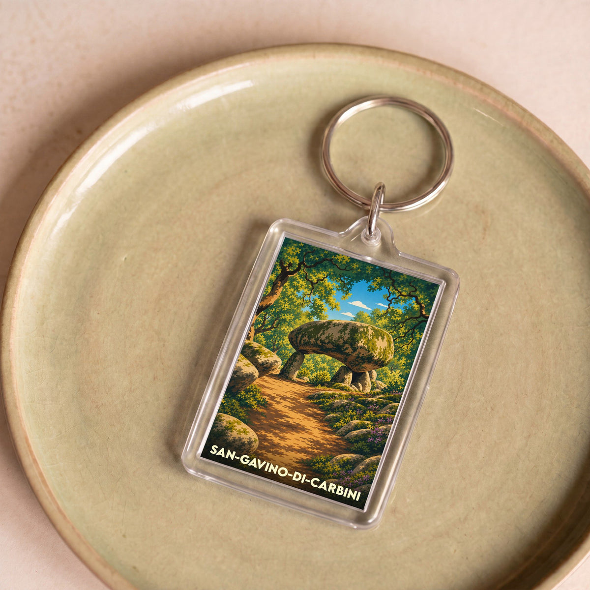 Porte-clés souvenir de San-Gavino-di-Carbini avec une illustration stylisée d'un dolmen en pleine forêt.