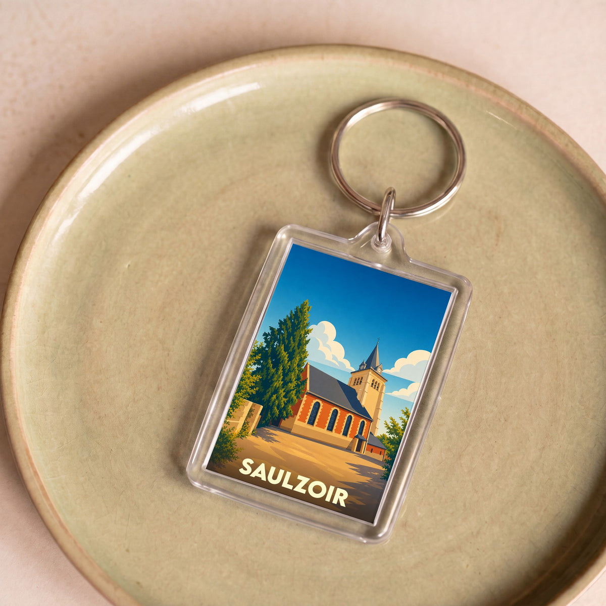 Porte-clés souvenir de la ville de Saulzoir avec une illustration stylisée de son église.