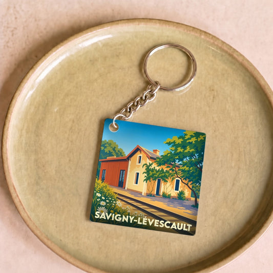 Porte-clés souvenir de Savigny-Lévescault avec une illustration colorée et stylisée de la commune.