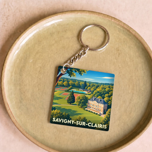 Porte-clés souvenir de la ville de Savigny-sur-Clairis avec une illustration stylisée d'un château.