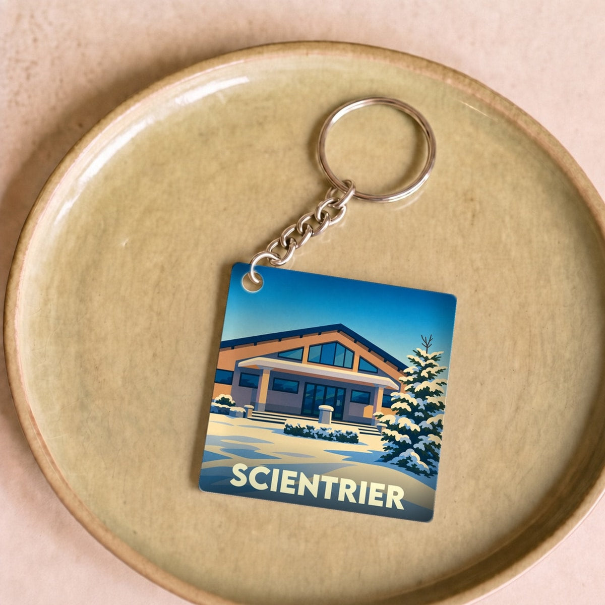 Porte-clés souvenir de la ville de Scientrier avec une illustration stylisée et enneigée.