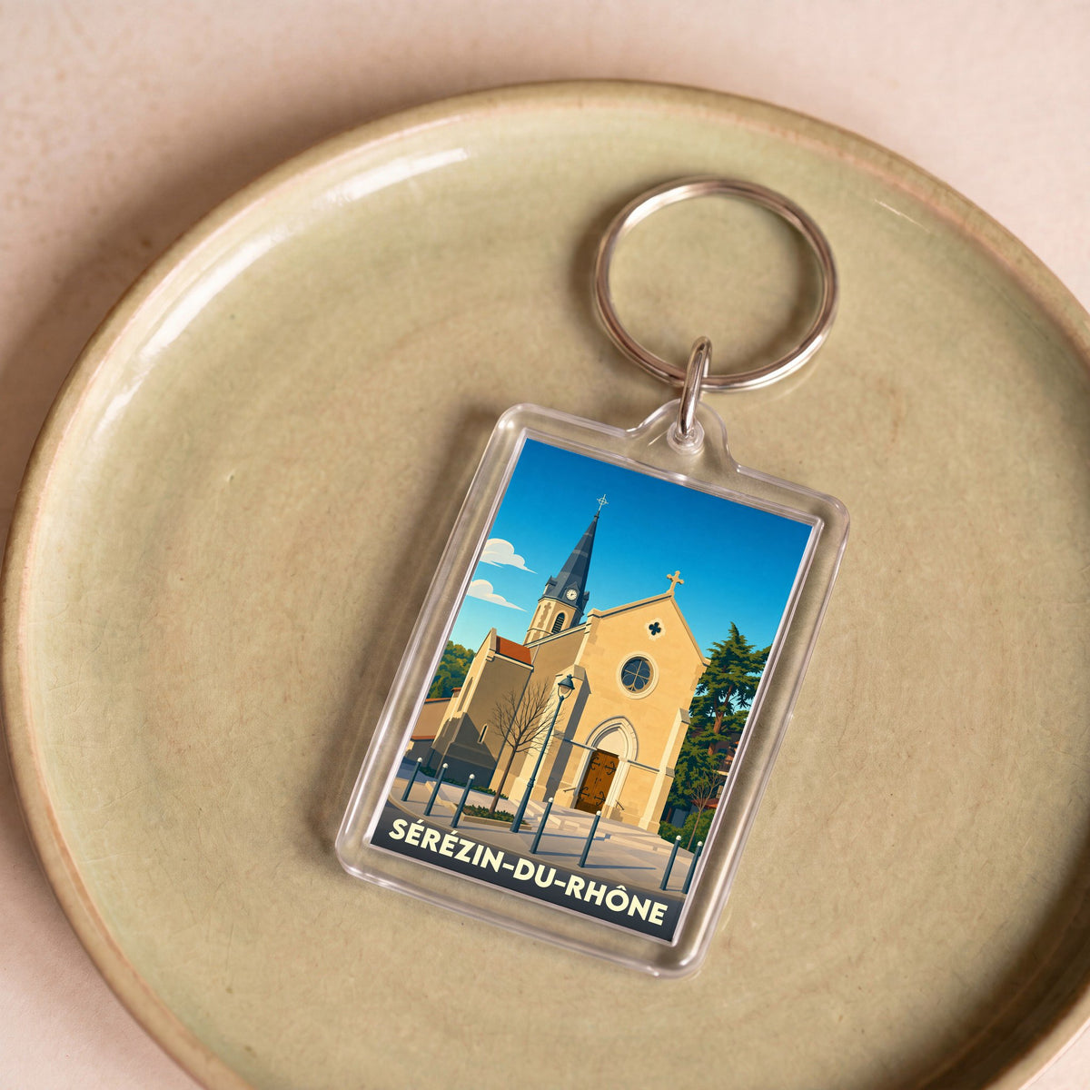 Porte-clés souvenir de la ville de Sérézin-du-Rhône avec une illustration stylisée de son église.