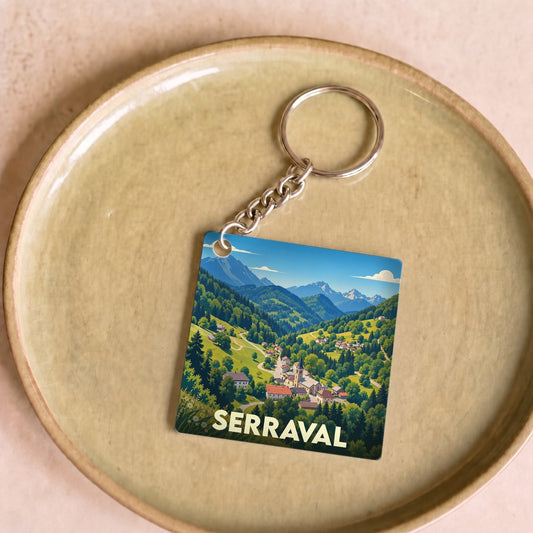 Porte-clés souvenir de la ville de Serraval avec une illustration stylisée d'un paysage montagneux.