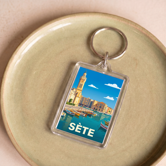 Porte-clés souvenir de la ville de Sète avec une illustration stylisée du port.