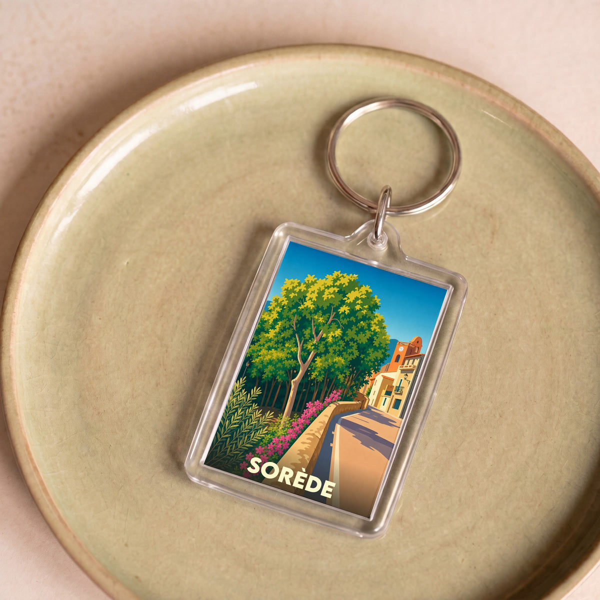 Porte-clés souvenir de la ville de Sorède avec une illustration stylisée.
