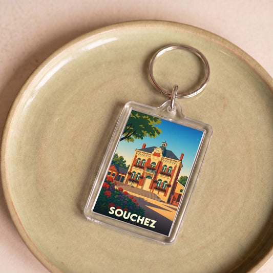 Porte-clés souvenir de la ville de Souchez avec une illustration stylisée de son hôtel de ville.