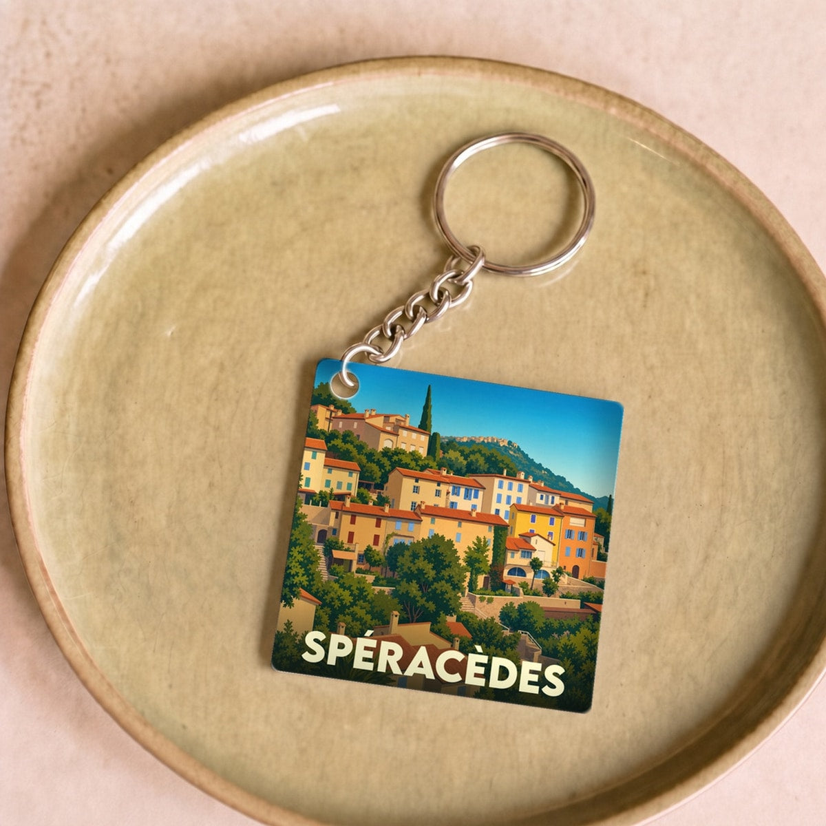 Porte-clés souvenir de la ville de Spéracèdes avec une illustration stylisée.