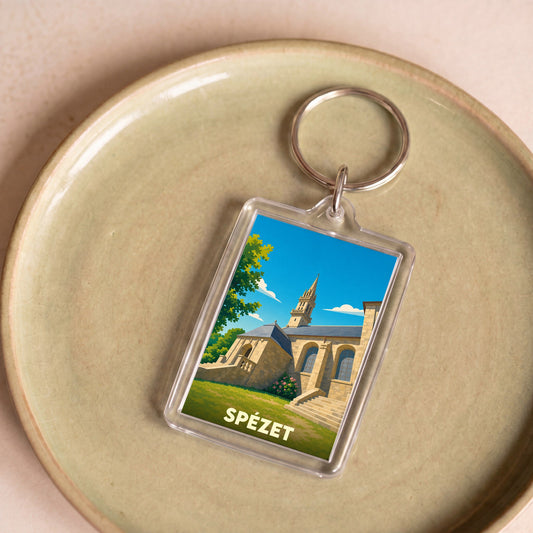 Porte-clés souvenir de la ville de Spézet avec une illustration stylisée de son église.