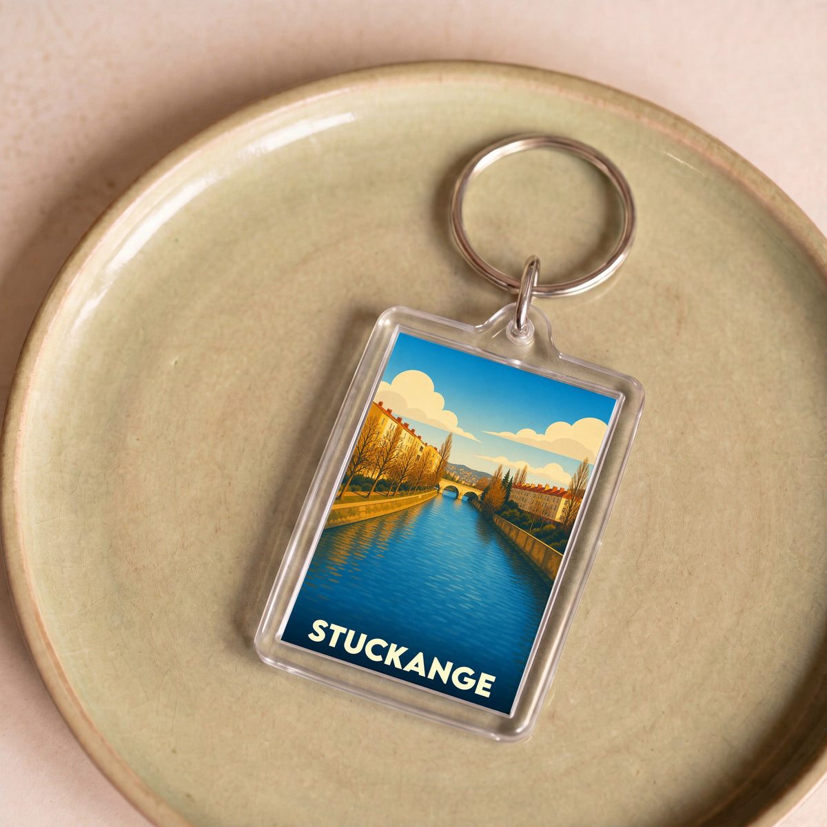Porte-clés souvenir de la ville de Stuckange avec une illustration stylisée.