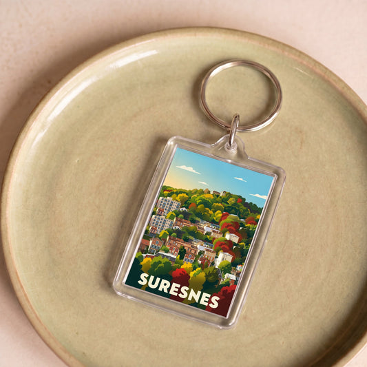 Porte-clés souvenir de la ville de Suresnes arborant une illustration stylisée et colorée.