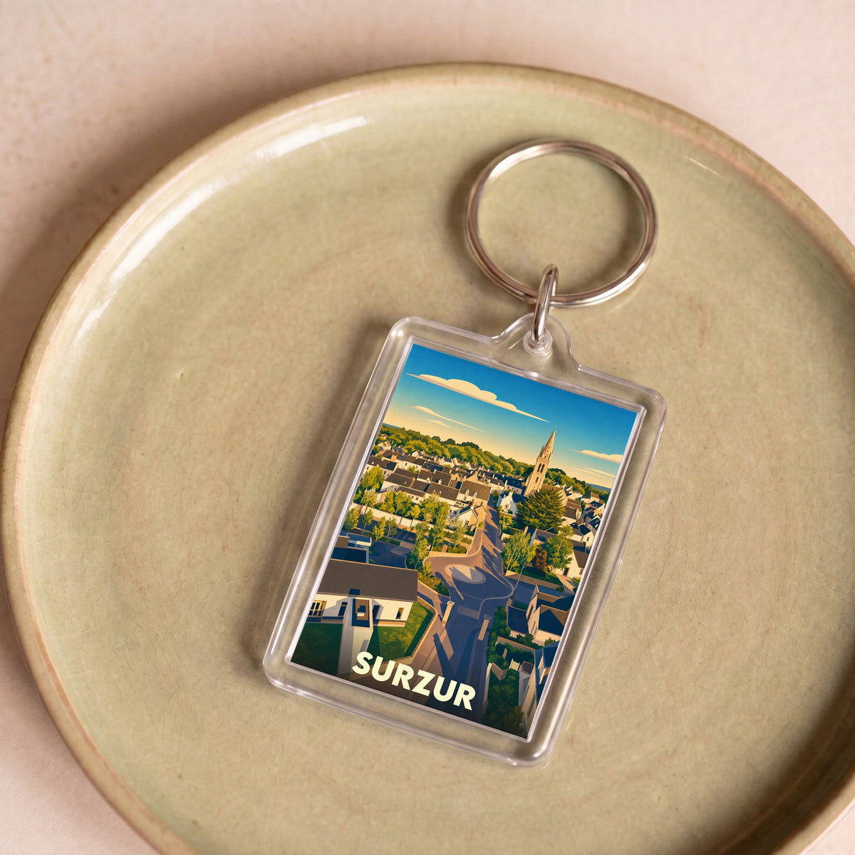Porte-clés souvenir de la ville de Surzur avec une illustration stylisée.