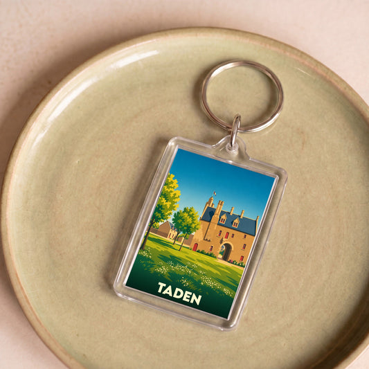 Porte-clés souvenir de la ville de Taden avec une illustration stylisée de son manoir.